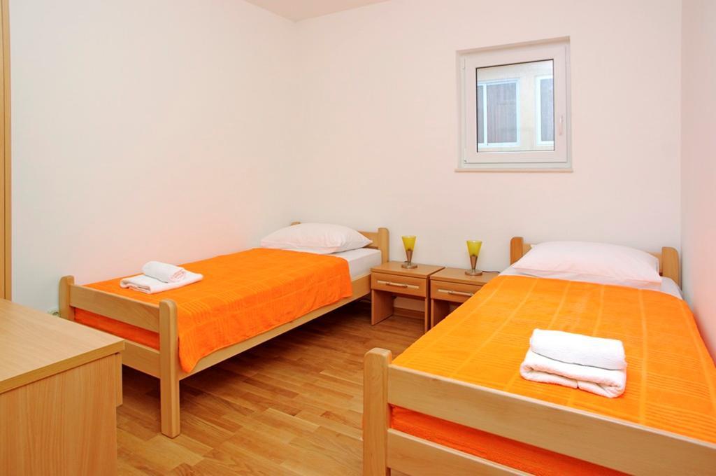 Aparthotel Marina Gromela Mirce Pokoj fotografie
